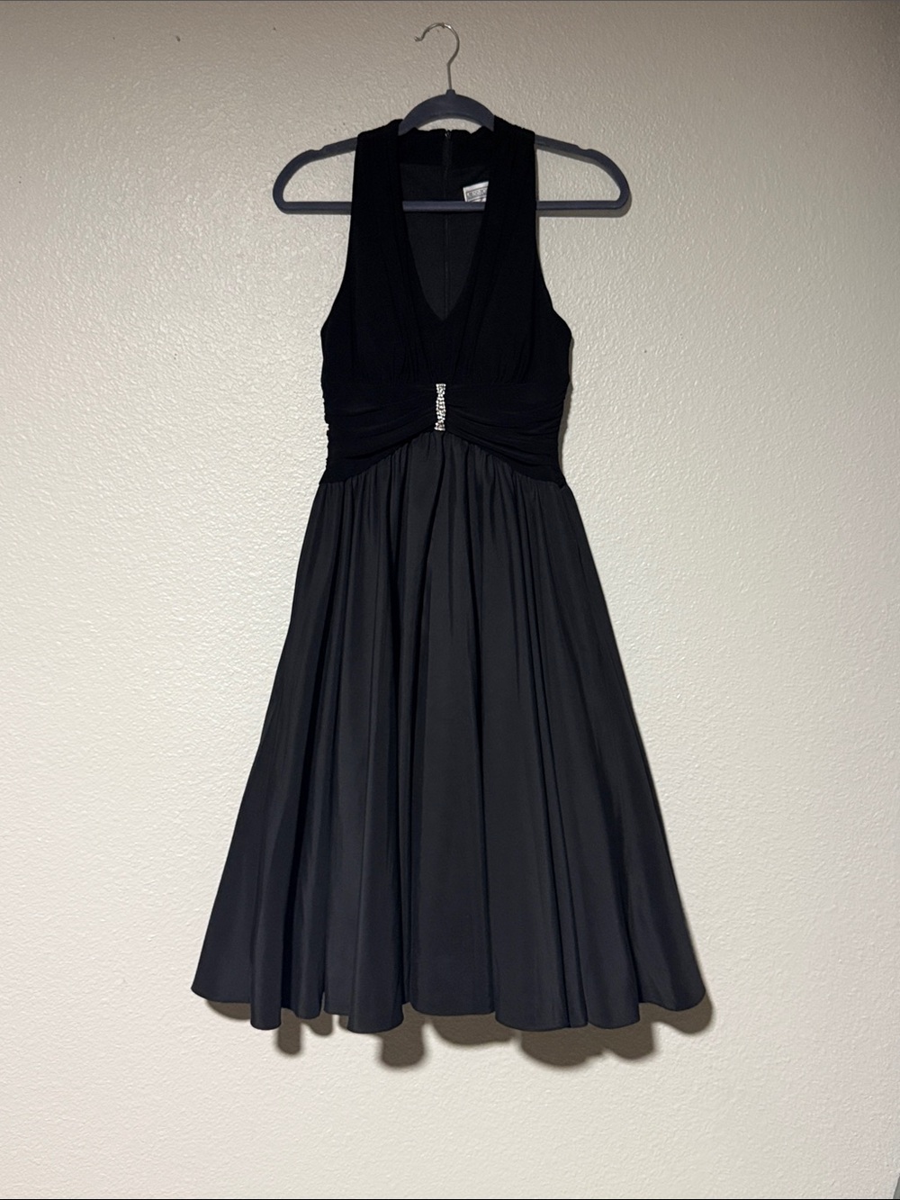 Jessica Howard Black Sleeveless Cocktail Midi Dress with V-Neck and Waist Detail